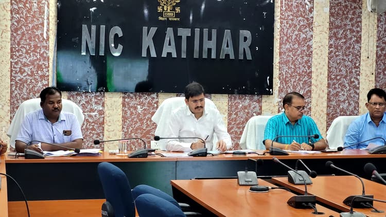 विद्यालय में बच्चों की शत-प्रतिशत उपस्थिति के लिए सार्थक पहल करें: डीएम