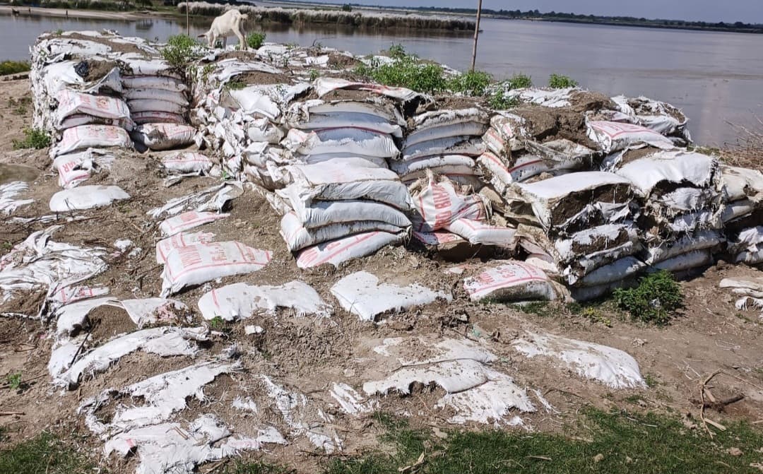 लापरवाही से तटबंध के किनारे फ्लड फाइटिंग के हजारों बोरिया बर्बाद