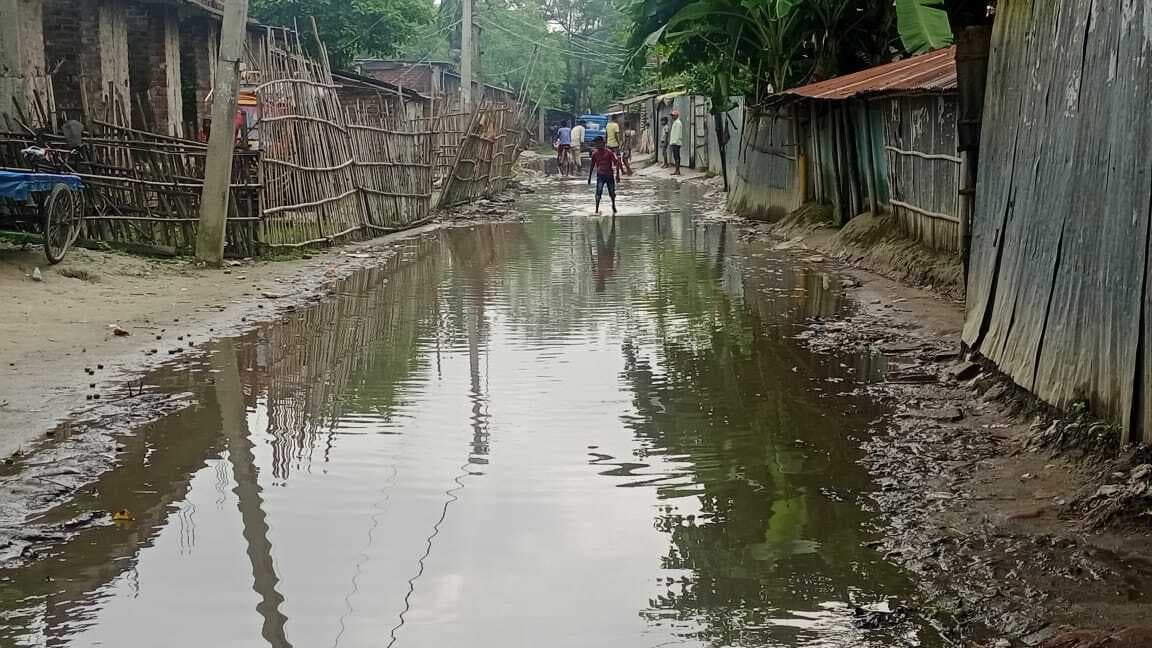 बारिश से कई सड़कों पर जलजमाव, राहगीर परेशान