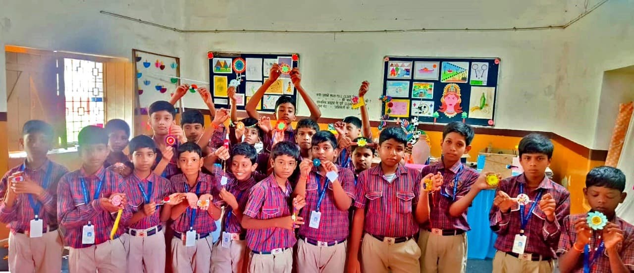 डीएवी में वीर सैनिकों ने नाम राखी मेकिंग प्रतियोगिता