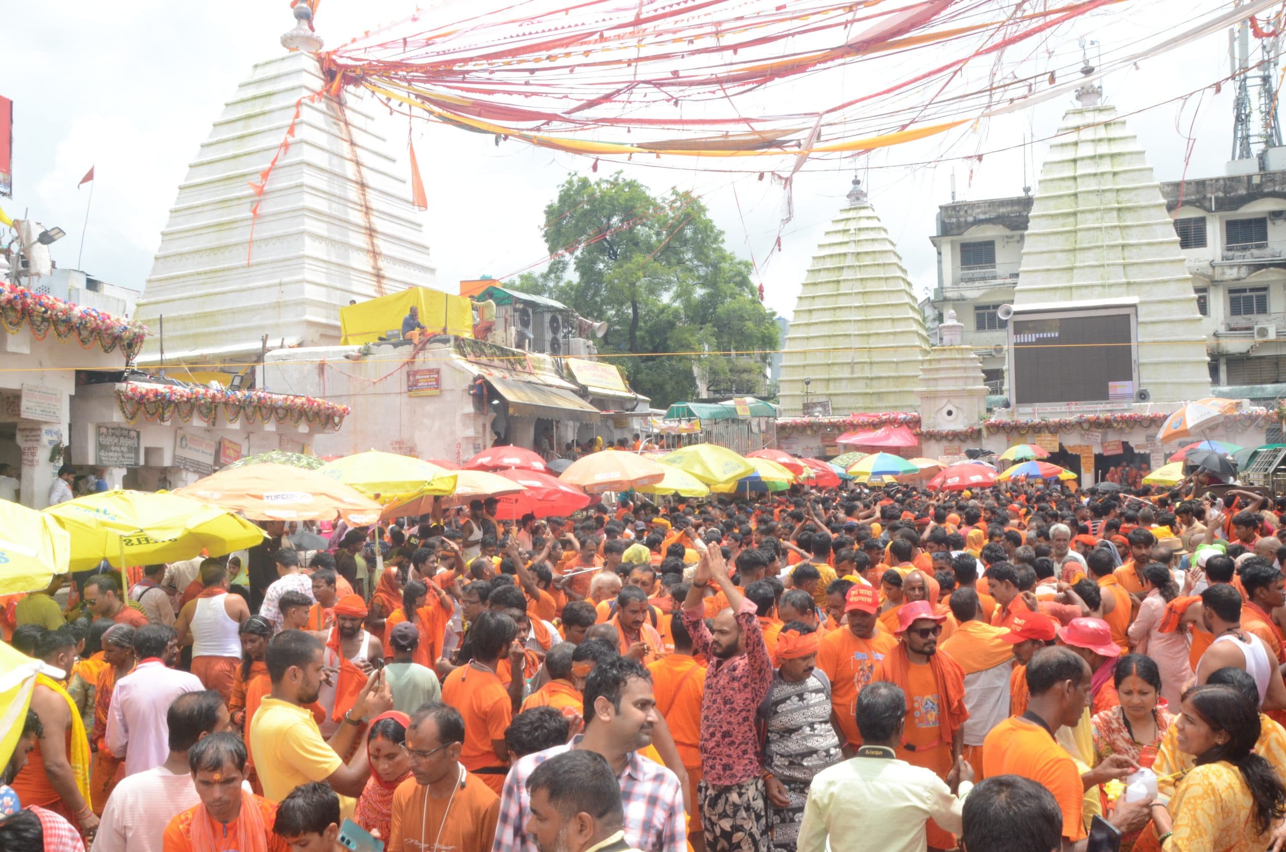 Deoghar News : पौने दो लाख भक्तों ने किया जलार्पण