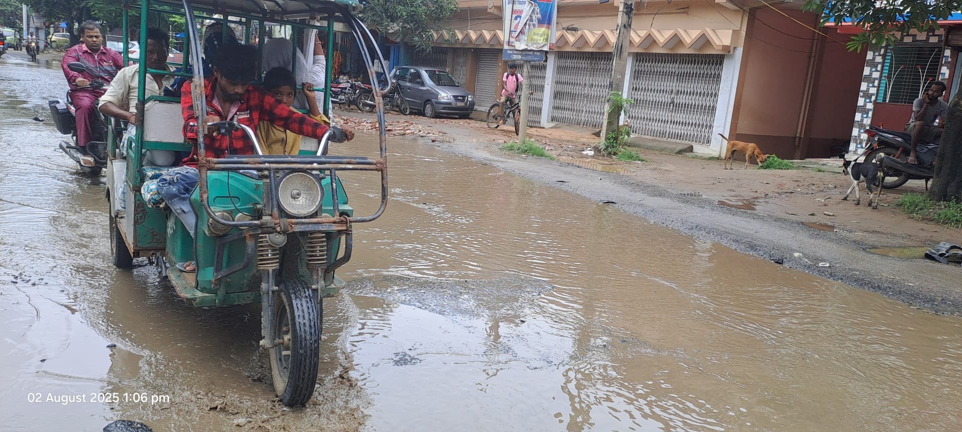 भारी बारिश से सड़कों पर जल जमाव, जनजीवन प्रभावित