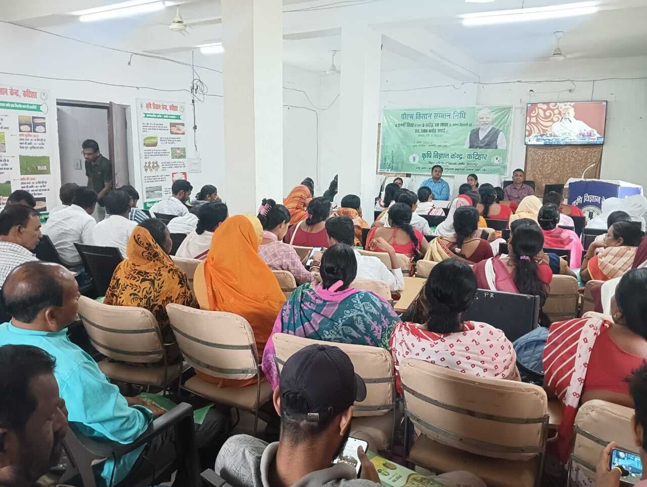 पीएम के कार्यक्रम को कृषि विज्ञान केन्द्र में देखा गया लाइव