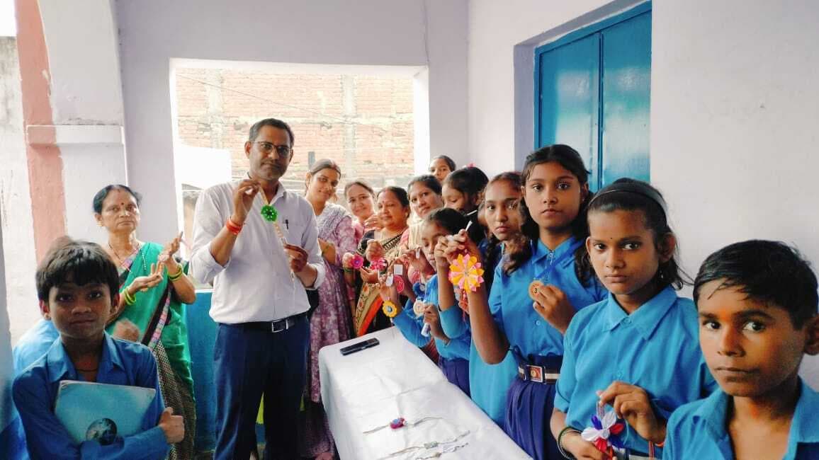 स्कूल में राखी मेकिंग प्रतियोगिता में साक्षी अव्वल