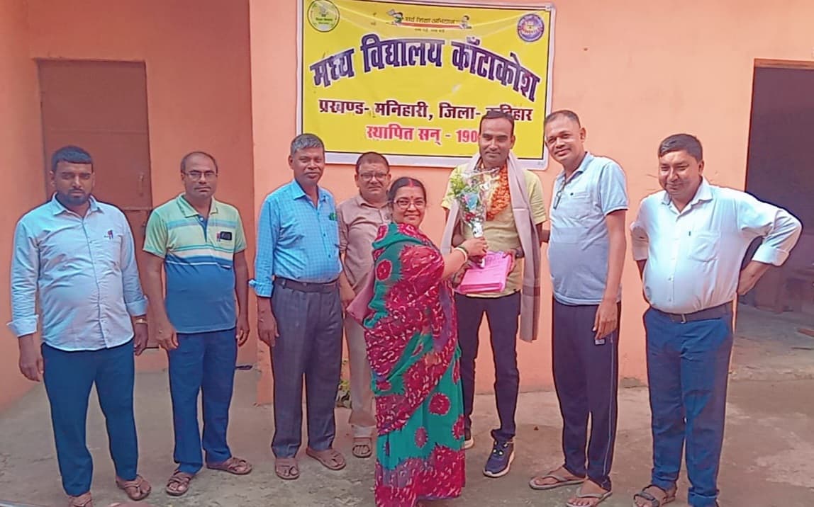 प्रधान शिक्षक बनने पर दी गयी विदाई