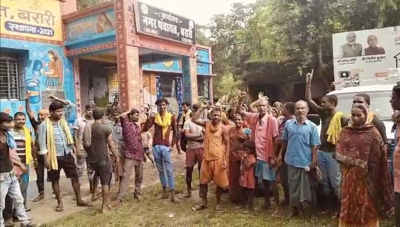 पीएफ राशि गबन, सफाईकर्मियों ने नपं कार्यालय में फेंकी गंदगी, प्रदर्शन