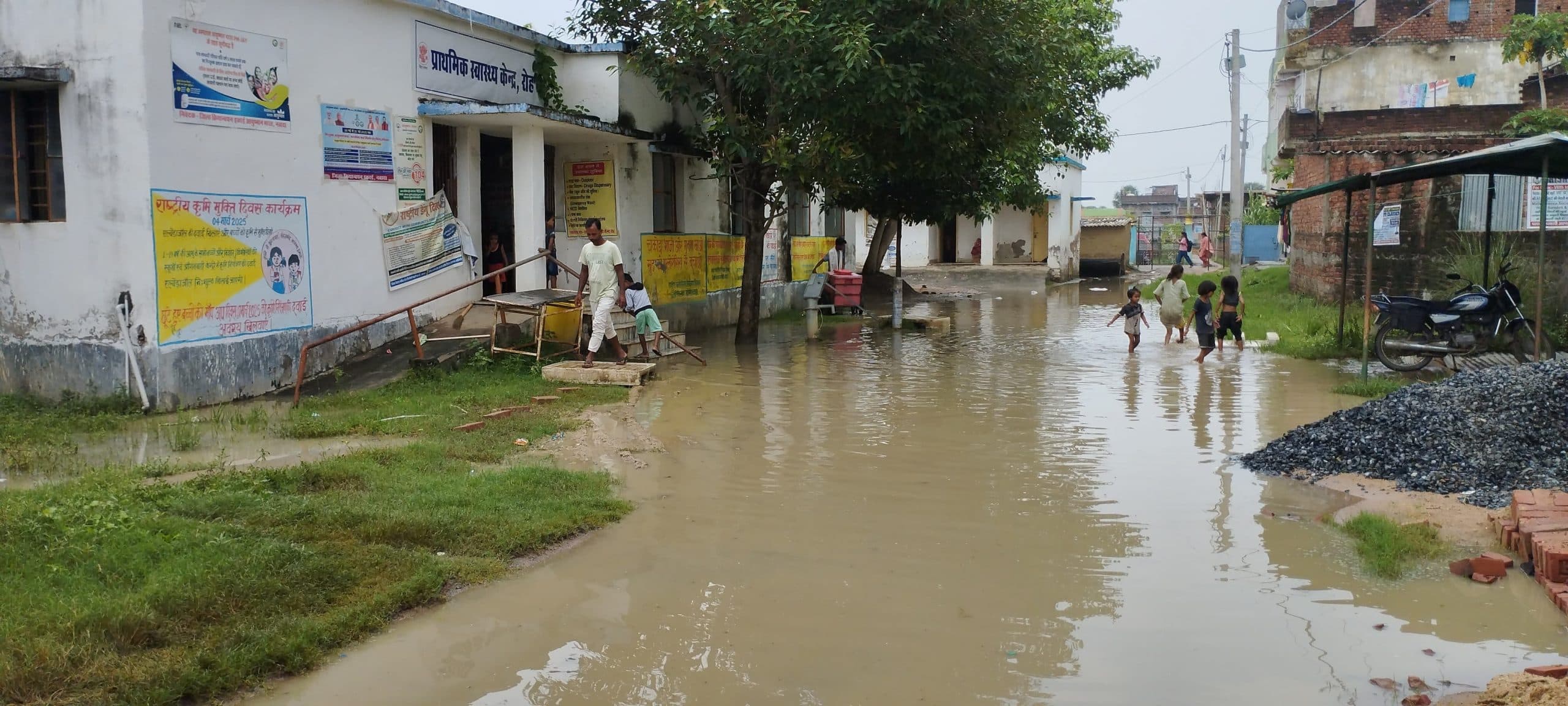 जल निकास नहीं होने से पीएचसी रोह जलमग्न
