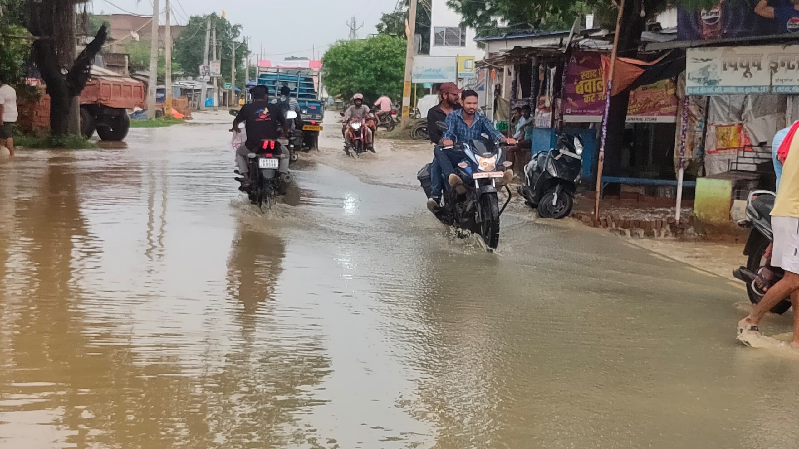 शंभुगंज में पानी ही पानी, नदियां उफनाई, बाजार की सड़कों पर बह रहा पानी