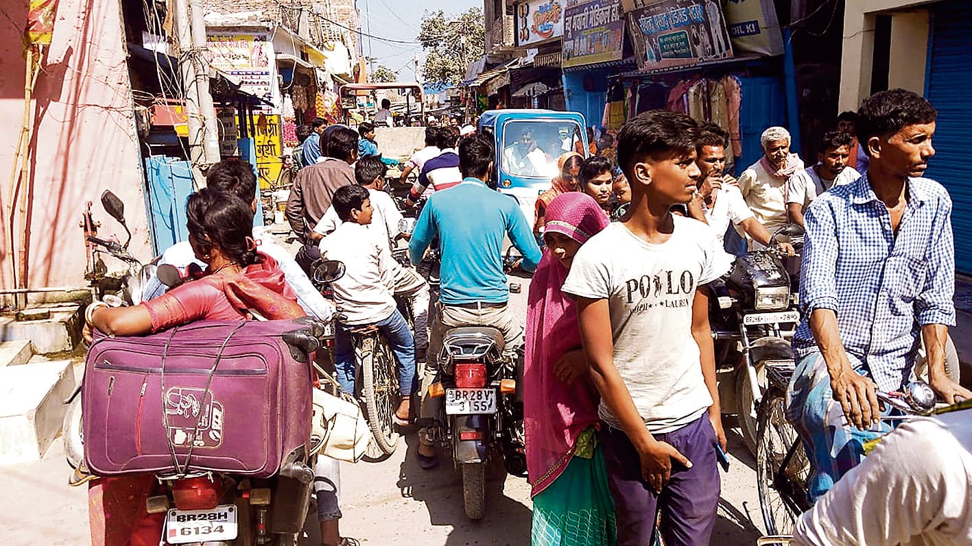 Gopalganj News : बरौली बाजार की सड़कों पर जाम बना लोगों की मुसीबत