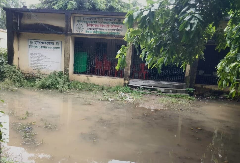 एटिक सेंटर में जलजमाव व कीचड़ से आवाजाही में परेशानी