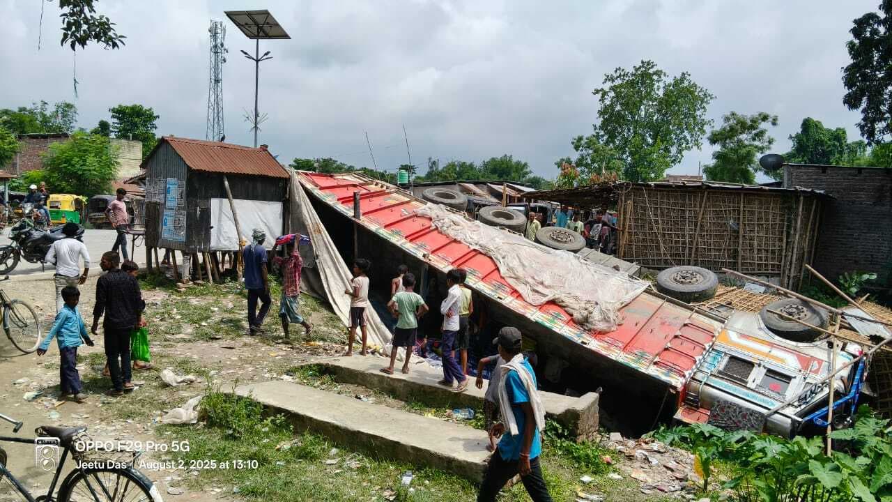 सैलून को रौंदते हुए सीमेंट लदा ट्रक खाई में गिरा