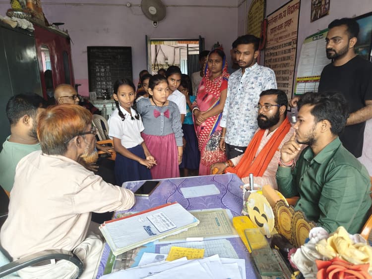एचएम व शिक्षक पर छात्र-छात्राओं व अभिभावकों ने लगाये गंभीर आरोप