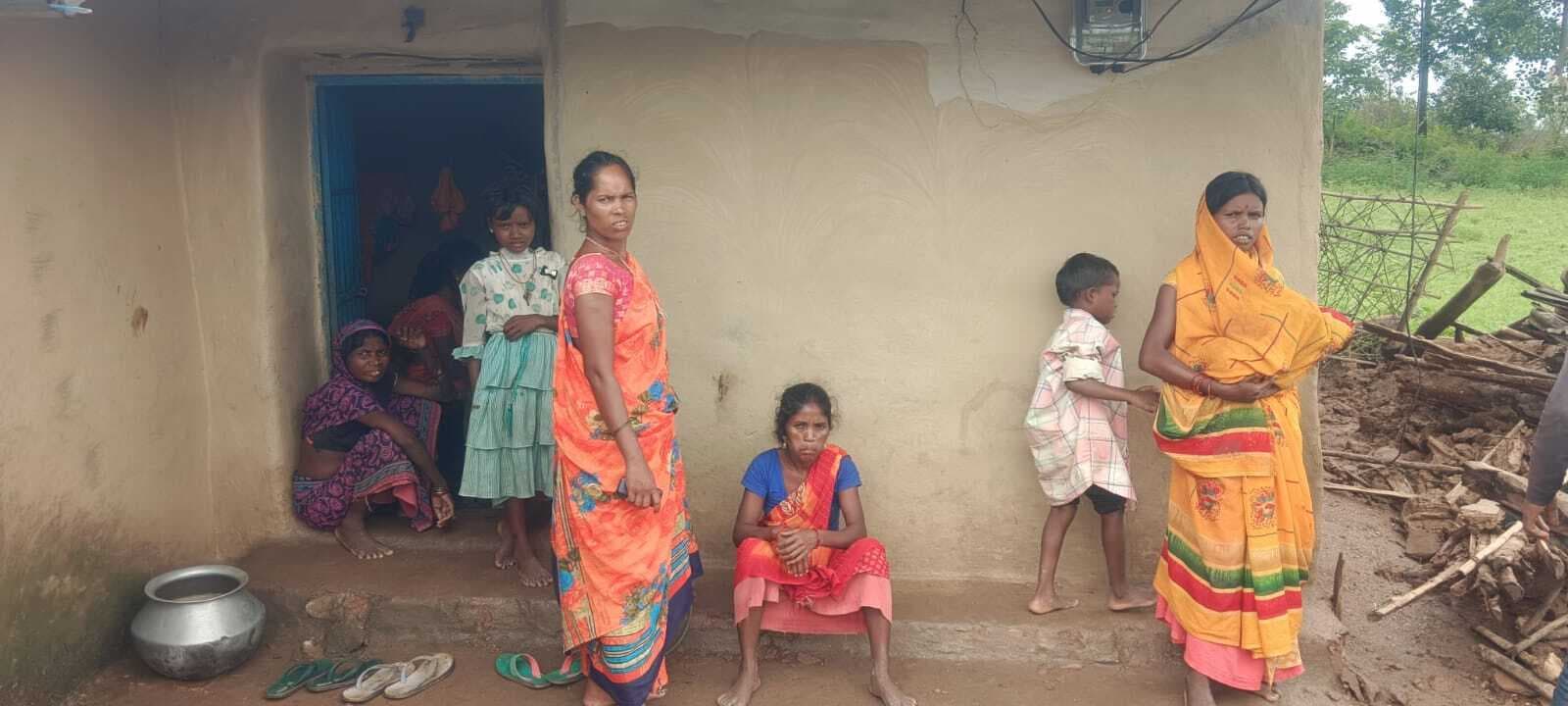 लगातार बारिश के कारण मकान समेत गिरा छत, एक की मौत