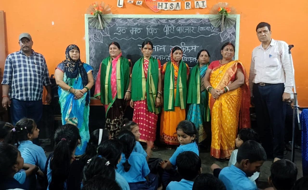 मानदेय बढ़ने पर विद्यालय परिवार ने रसोइया को किया सम्मानित