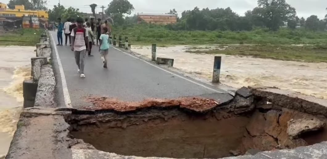 बरमसिया पुल का एप्रोच पथ क्षतिग्रस्त, आवागमन ठप
