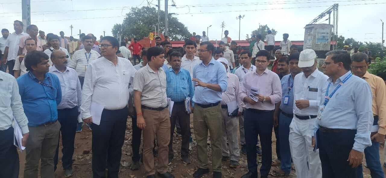 नए डीआरएम ने लखीसराय रेलवे स्टेशन के विकास कार्यों का किया निरीक्षण