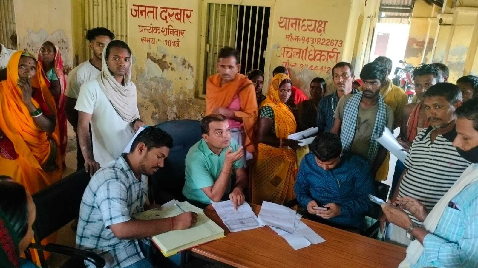 जनता दरबार में तीन भूमि विवाद का निष्पादन