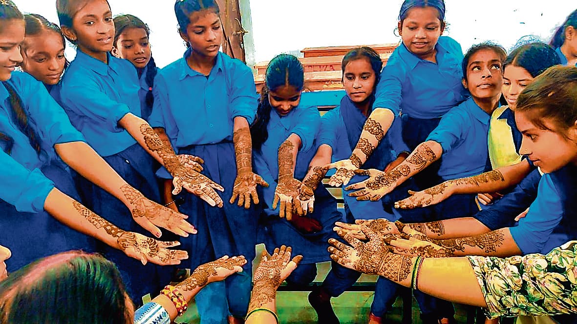 Gopalganj News : मेहंदी प्रतियोगिता में प्रतिभा कुमारी ने मारी बाजी