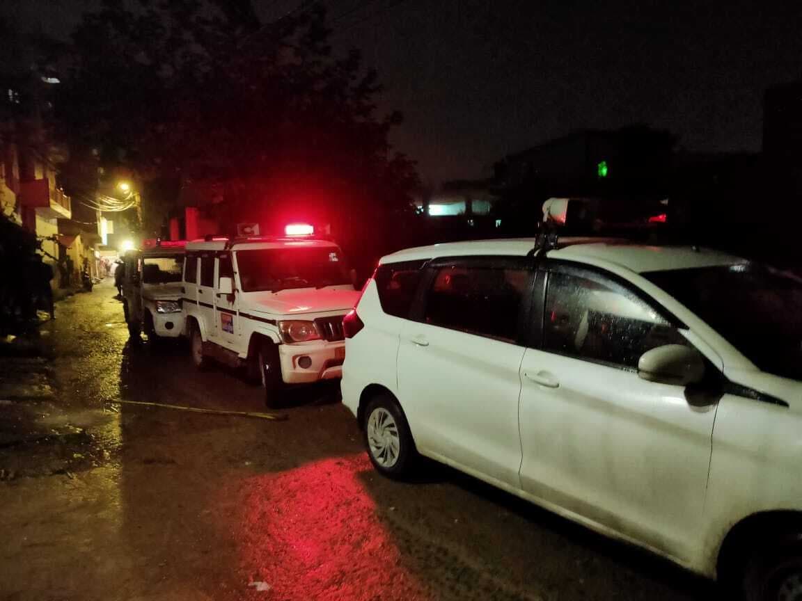 hajipur news. घर पर चढ़कर चलायी गोलियां, दो युवक हिरासत में