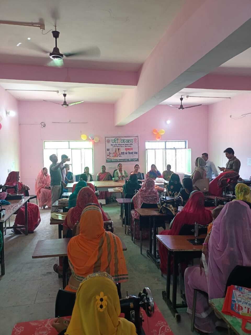 Madhubani News : आंगनबाड़ी के बच्चों का ड्रेस तैयार करेगी जीविका दीदी