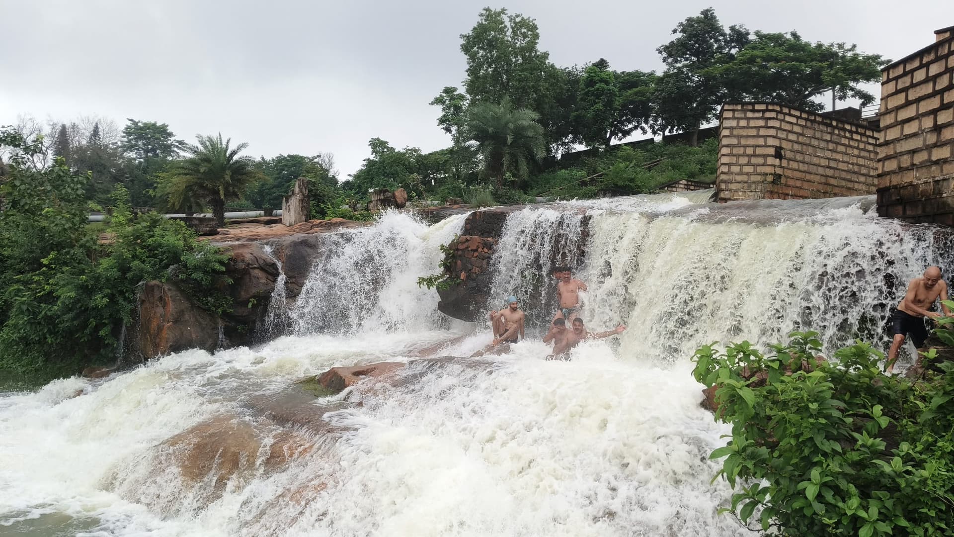 Giridih News :नदियां उफान पर, पांच साल एक दर्जन से अधिक लोगों की मौत, बरतें सावधानी