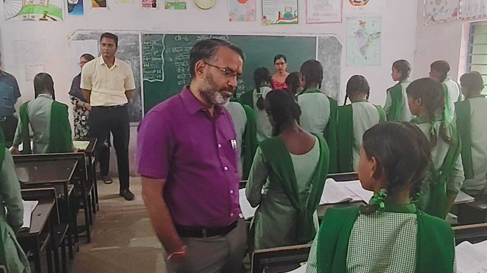 Giridih News :गर्ल्स हाइस्कूल में पचंबा पहुंचे डीसी, छात्राओं से ली जानकारी