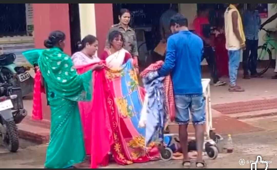 अनुमंडलीय अस्पताल गेट के सामने महिला का हुआ प्रसव, मामले में कार्रवाई की मांग