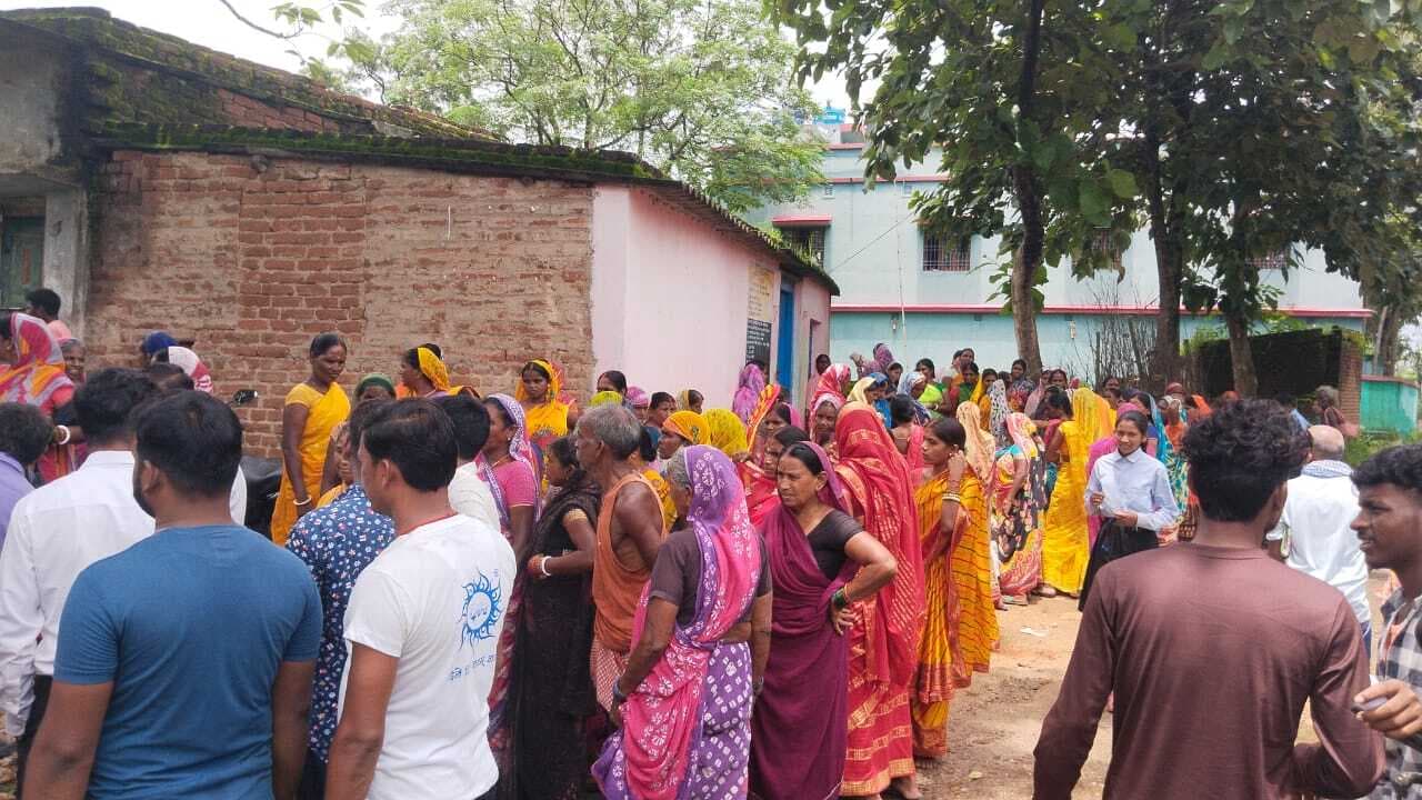 Giridih News :राशन नहीं मिलने पर कार्डधारियों ने किया हंगामा