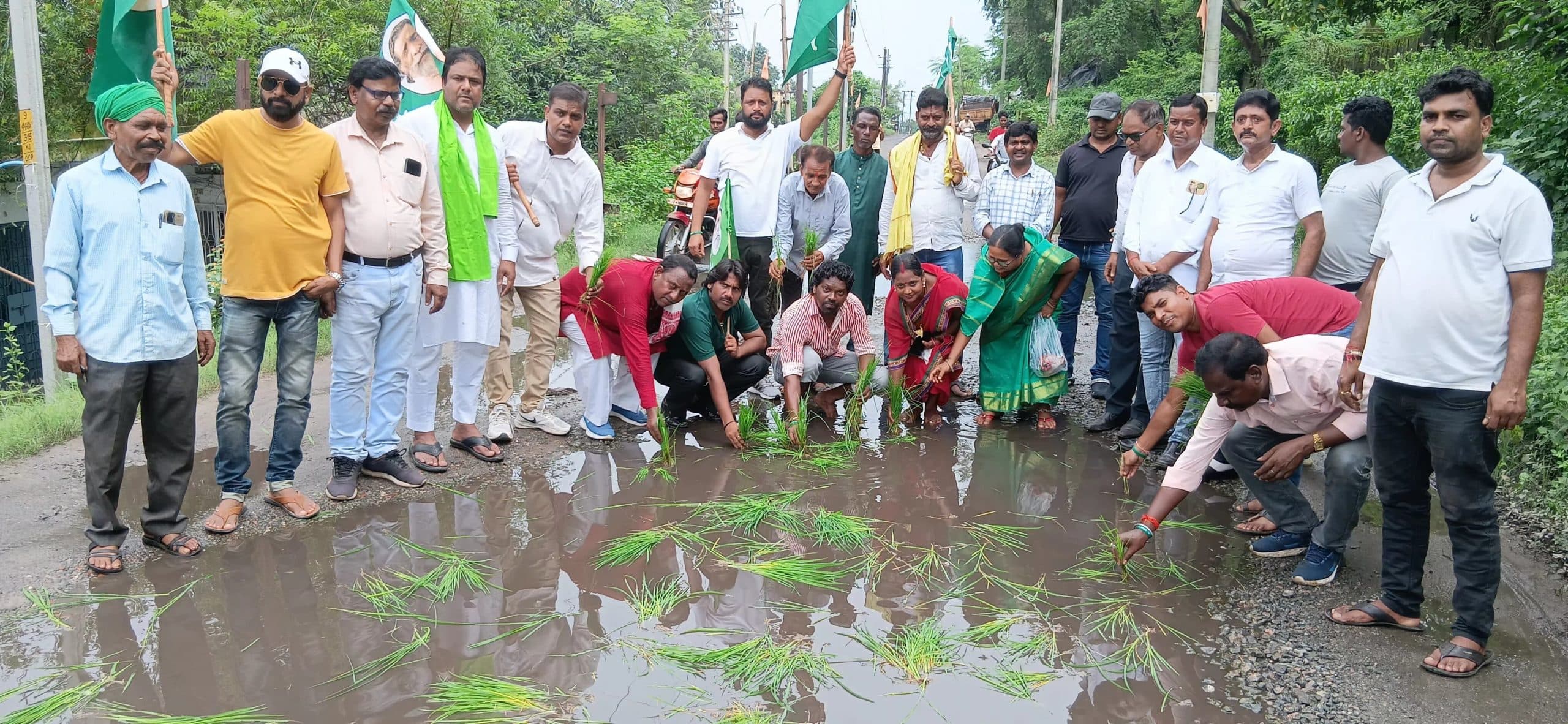 Bokaro News : जर्जर सड़क पर झामुमो ने की धनरोपनी