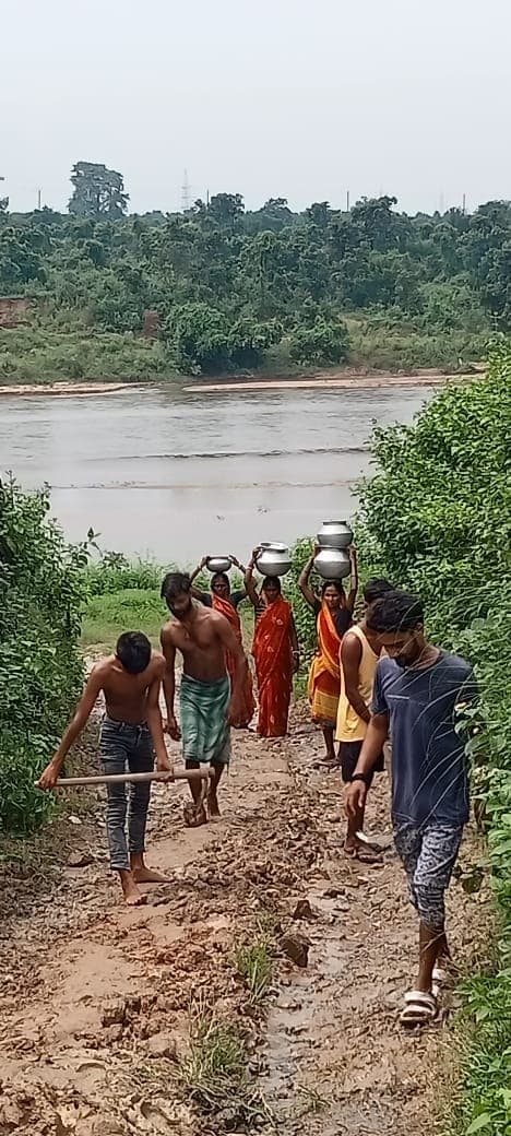 Bokaro News : गोमिया में युवकों ने श्रमदान कर की सड़क की मरम्मत