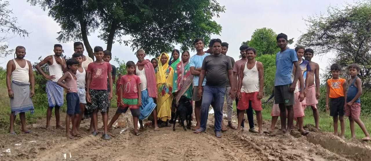 चनियाजोरी के जर्जर सड़क पर चलना हुआ दूभर, ग्रामीणों ने की सड़क बनाने की मांग