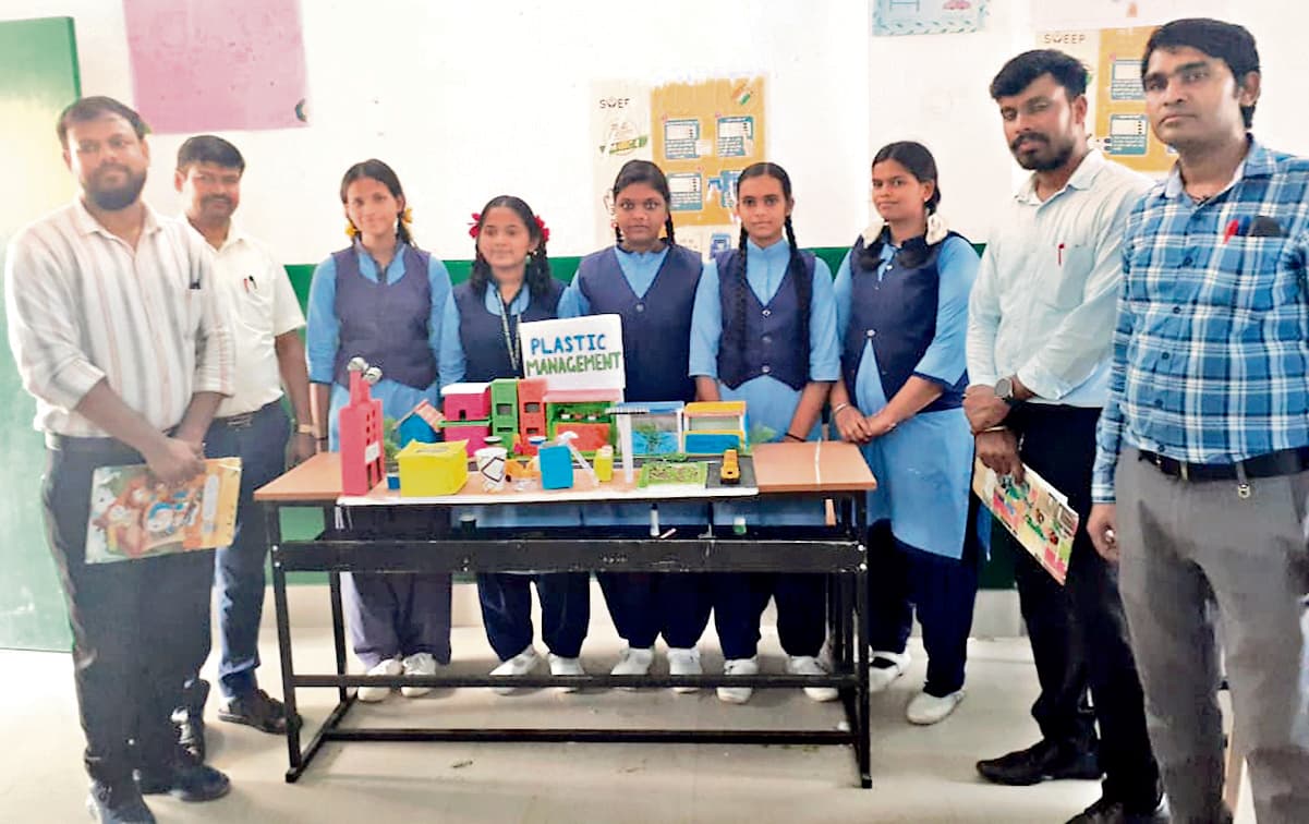 Seraikela Kharsawan News : प्रदर्शनी से बच्चों में सकारात्मक सोच विकसित होती है: प्राचार्य