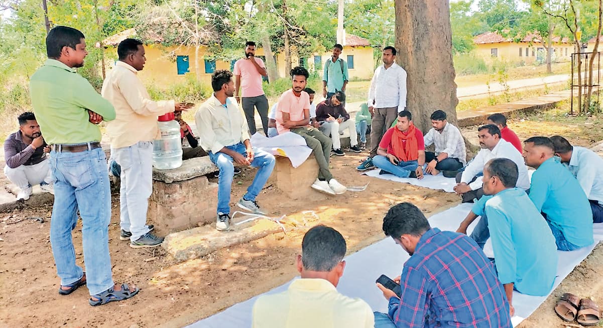 Seraikela Kharsawan News : दो माह से मानदेय बकाया, हड़ताल पर एंबुलेंसकर्मी