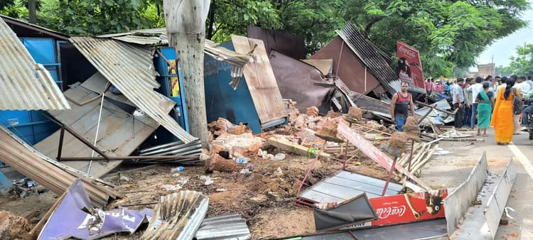 Giridih News: गिरिडीह काॅलेज के पास से हटाया गया अतिक्रमण, विरोध में प्रदर्शन