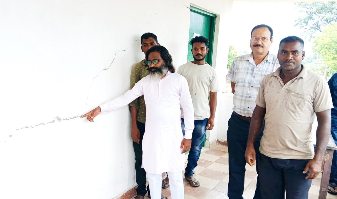 Bokaro News : दो माह बाद ही स्कूल की दीवारों में आयीं दरारें