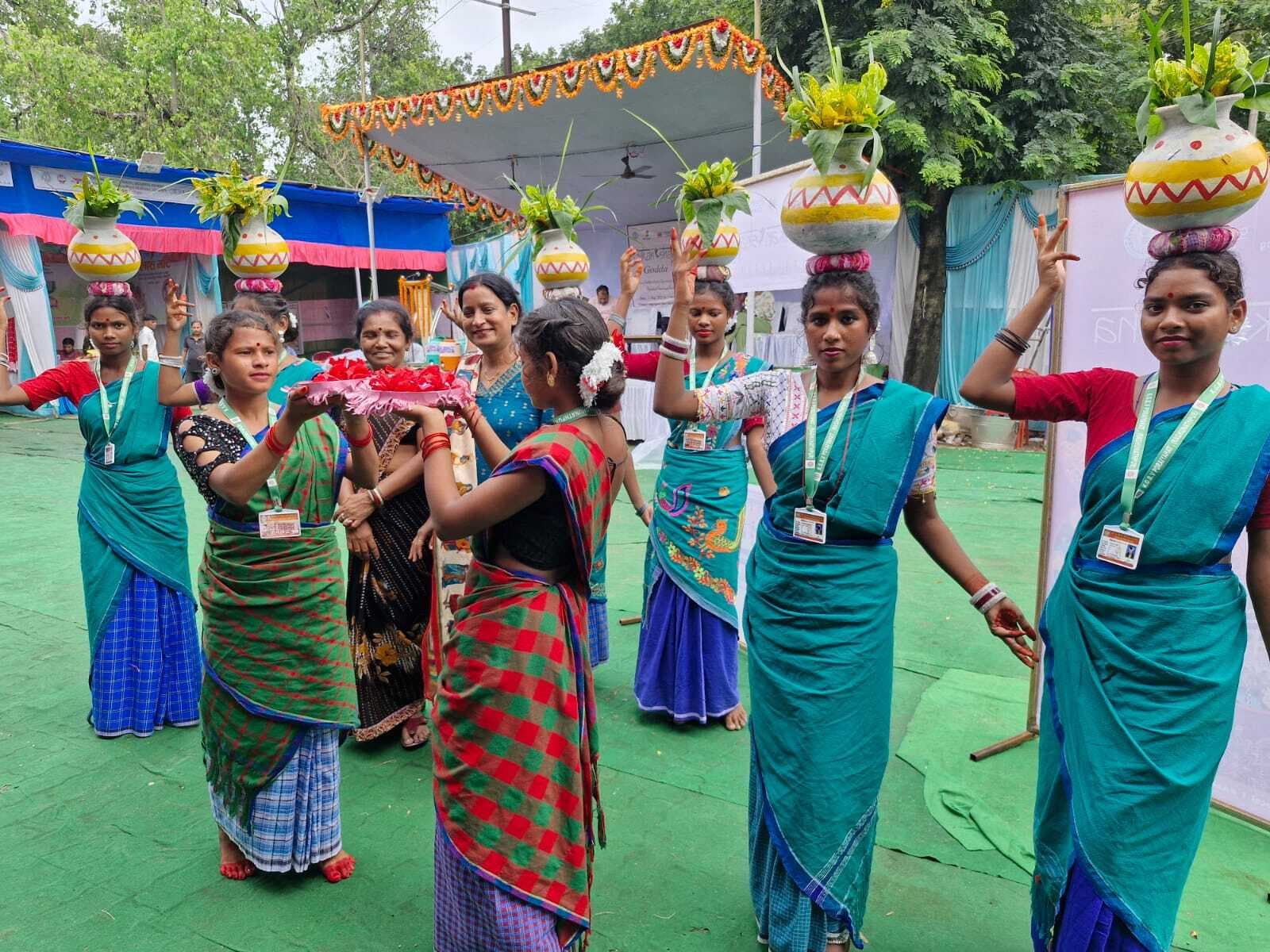 संताली नृत्य कर कस्तूरबा की छात्राओं ने आकांक्षा हाट को बनाया यादगार