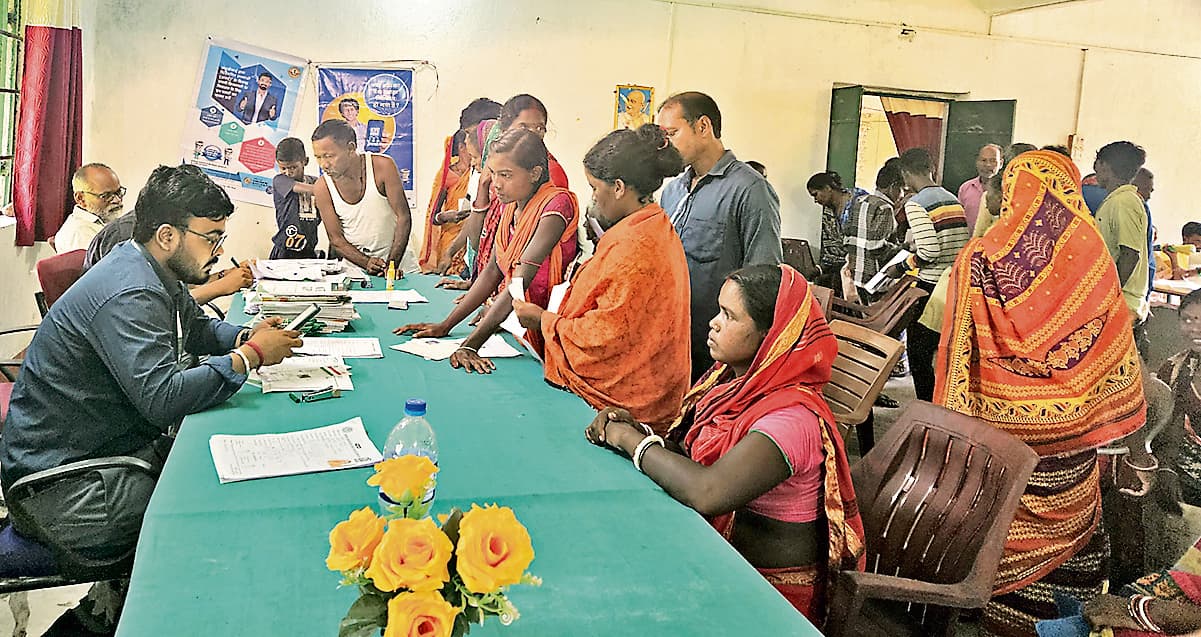 Seraikela Kharsawan News : डिजिटल बैंकिंग के प्रति जागरूक हुए ग्रामीण