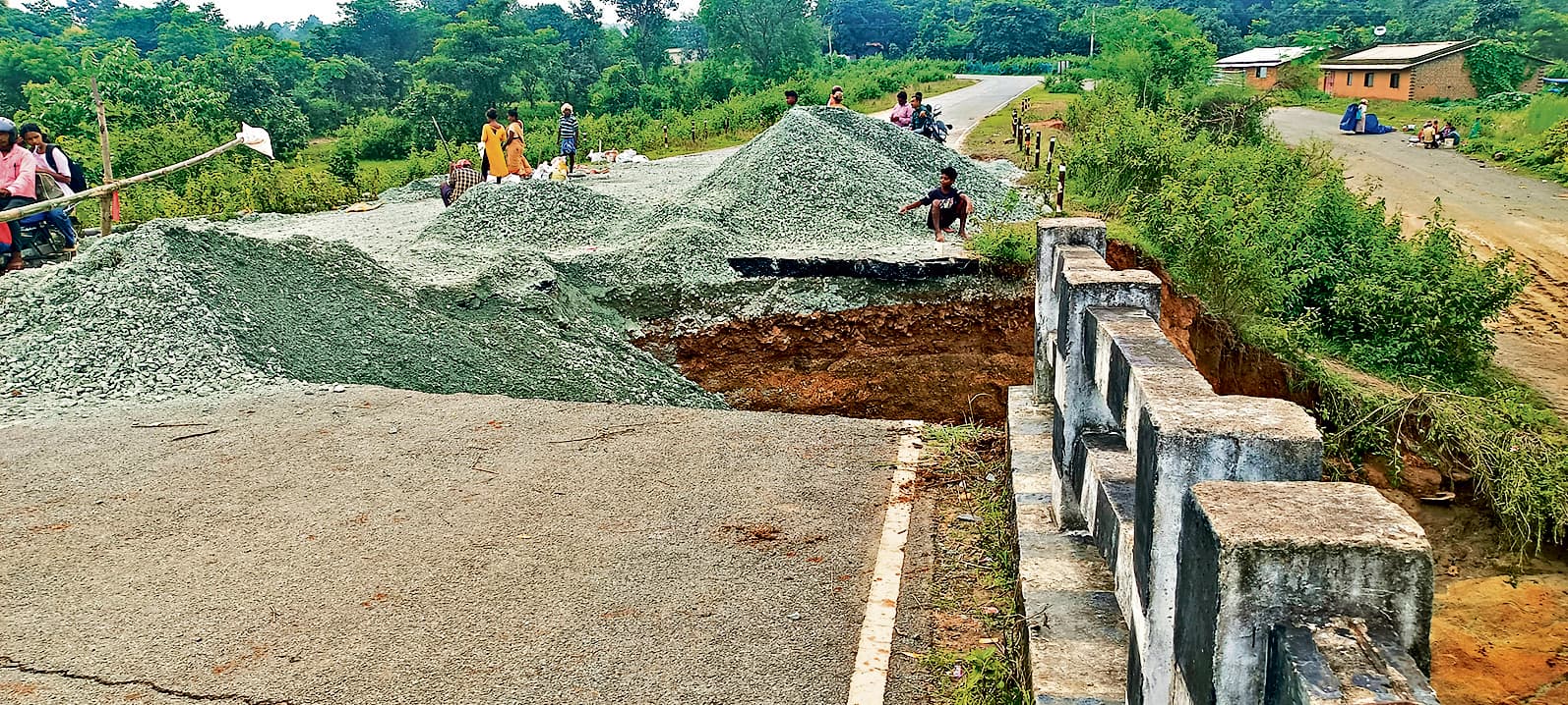 Chaibasa News : बाइक व कार के लायक मरम्मत कर चुप हो गया विभाग, आक्रोश