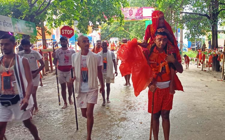 109 वर्षीय दादी को कंधे पर बिठाकर देवघर जा रहा पोता
