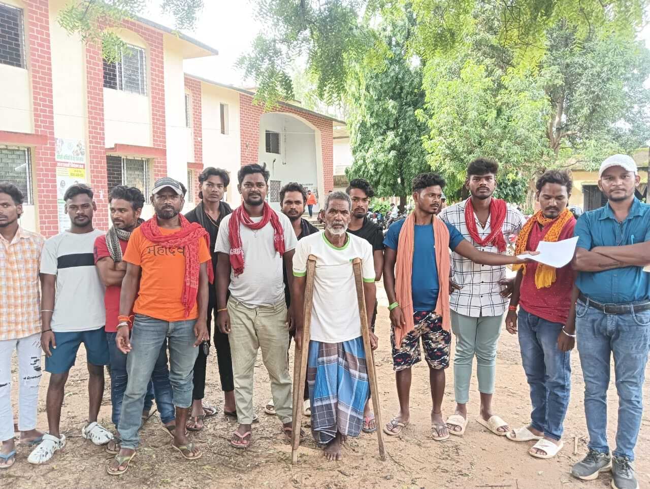 Giridih News: काम करने से मना करने पर रास्ता रोकने का आरोप