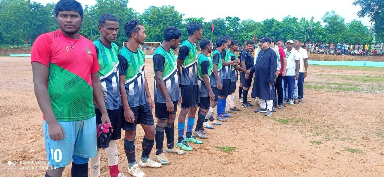 East Singhbhum News : उद्घाटन मैच में कालापाथर ने मुटुरखाम को हराया