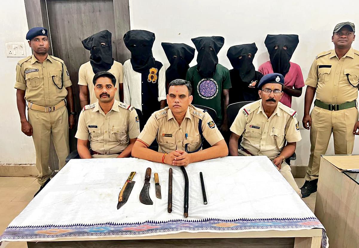 Rourkela News: डकैती की योजना बनाते आधा दर्जन बदमाश गिरफ्तार, घातक हथियार बरामद