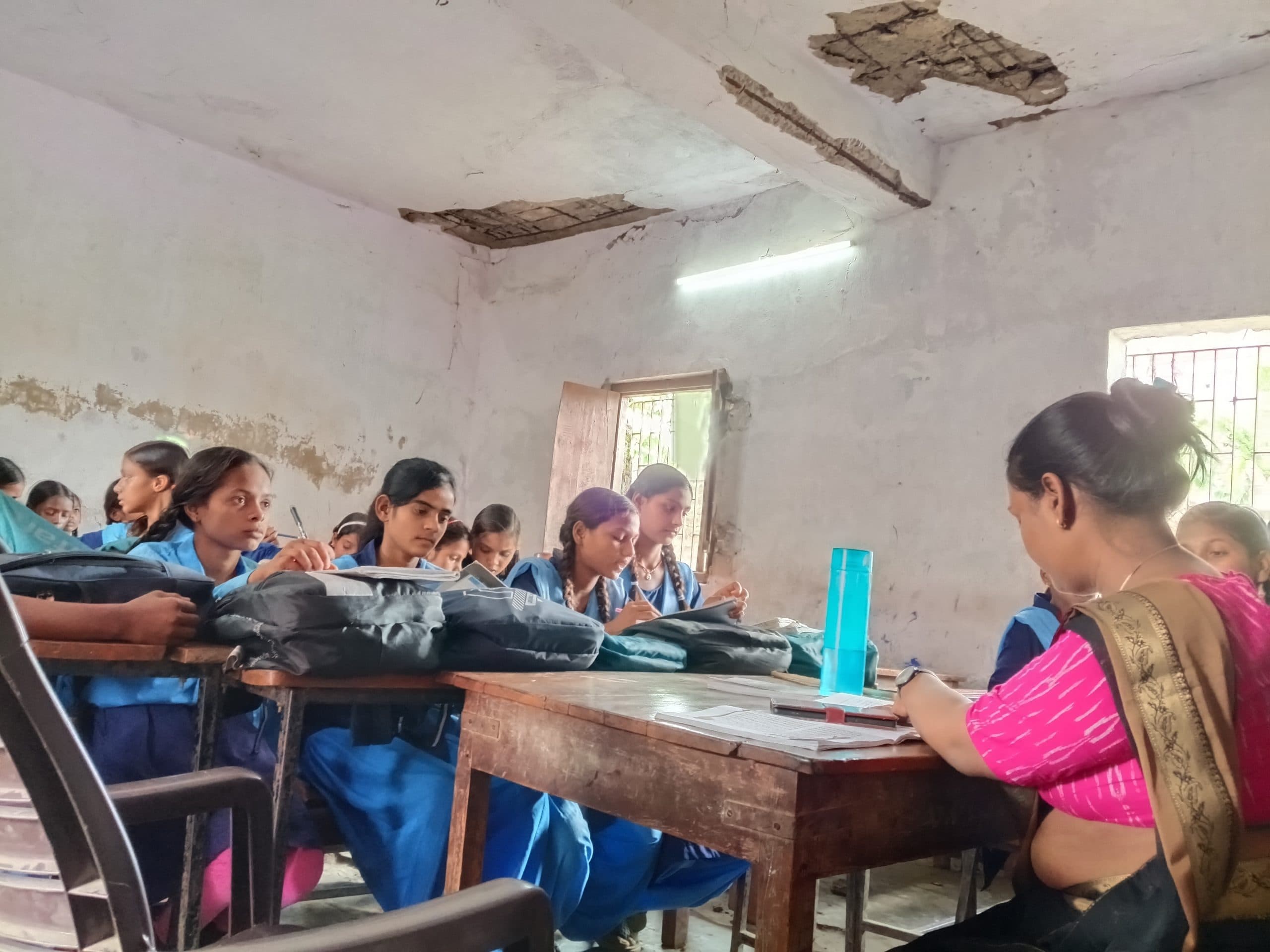 जर्जर छत और जलजमाव के बीच पढ़ाई