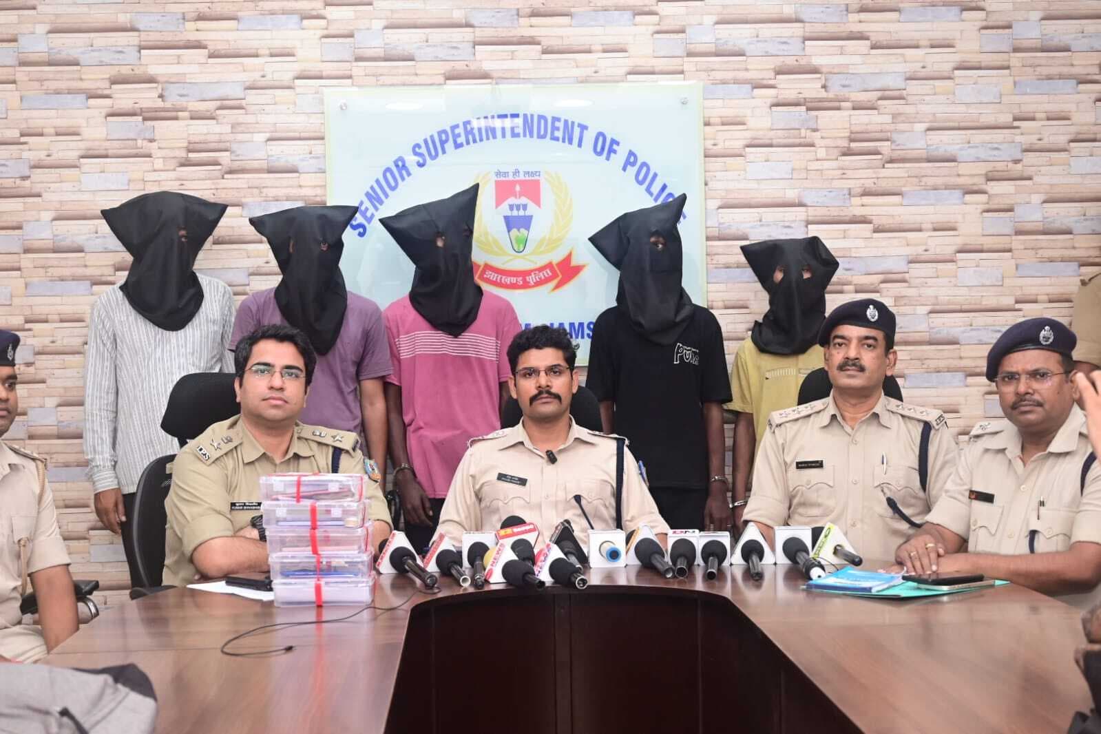 Jamshedpur News : बिष्टुपुर : चोरी के 10 लाख के गहनों को दो लाख में बेचा, दुकानदार समेत पांच गिरफ्तार