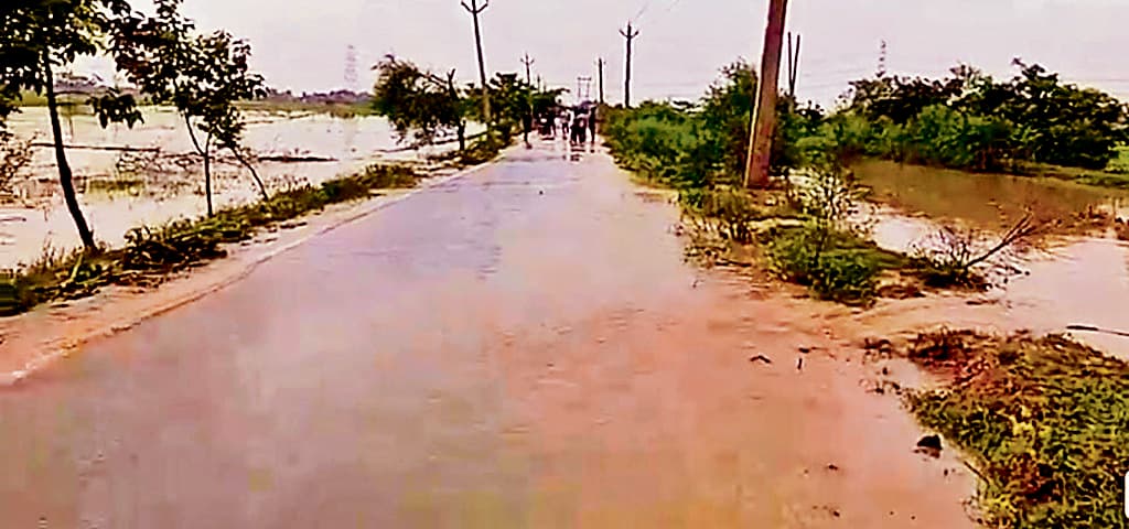 Bhagalpur news चांदन की सहायक कोलुहा नदी का तटबंध टूटा,  ग्रामीणों में दहशत