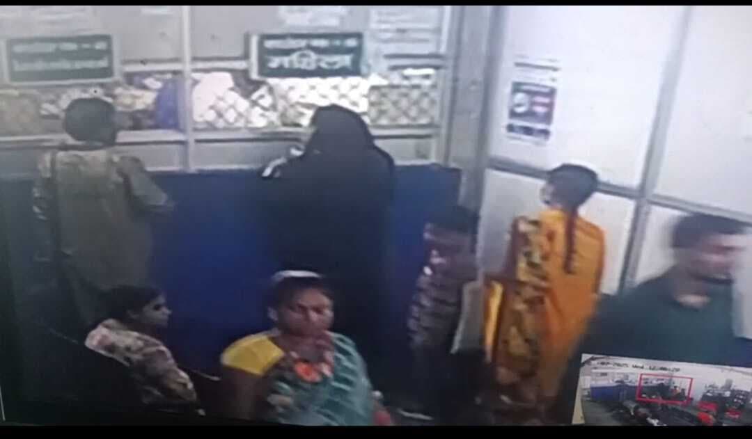 Dhanbad News : मरीज के बैग से महिला ने उड़ाये 40 हजार रुपये, सीसीटीवी में कैद हुई पूरी घटना