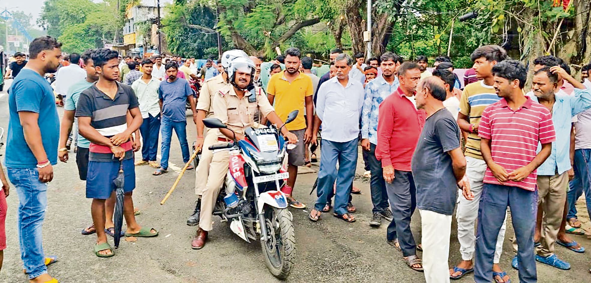 Dhanbad News : फुटपाथ दुकान लगाने से रोकने पर पुलिस लाइन में सिटी हॉक्स पुलिस से उलझे दुकानदार, किया विरोध प्रदर्शन