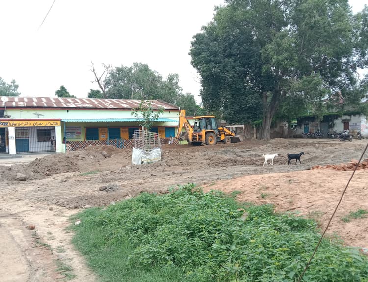 जलजमाव से बचाव के लिए प्रखंड मुख्यालय परिसर में मिट्टी भराई शुरु