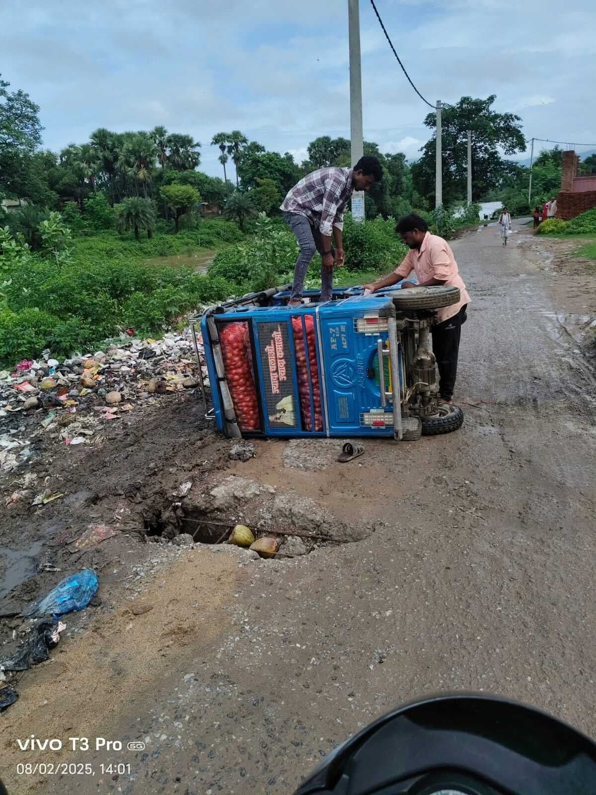 अकबरपुर बाइपास पर टोटो पलटा, छह लोग घायल.
