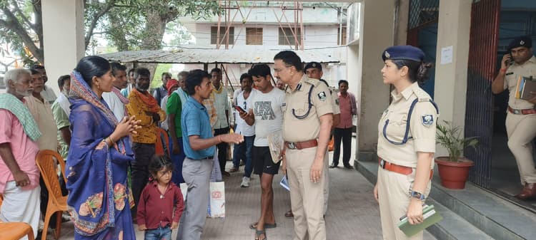 Bettiah : एसपी ने रामनगर थाना का किया औचक निरीक्षण, लंबित कांडों का निस्तारण का दिया निर्देश